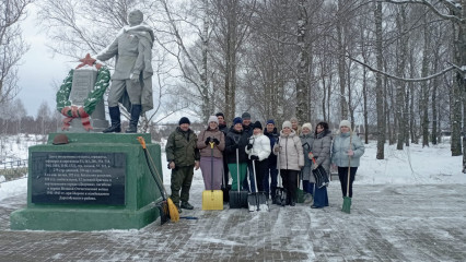 в Дорогобужском муниципальном округе прошел субботник по уборке снега с территорий к воинским захоронениям, памятникам и мемориалам - фото - 16