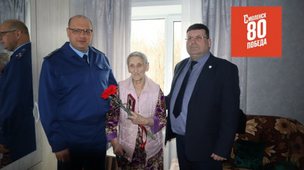 глава муниципального округа и прокурор вручили юбилейную медаль ветерану Сноповой Любови Федоровне - фото - 2