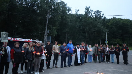 жители Дорогобужского муниципального округа присоединились к Всероссийской акции «Свеча Памяти» - фото - 15