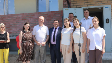 в Дорогобужском муниципальном округе работники социальной сферы получили ключи от новых квартир в преддверии Дня семьи, любви и верности - фото - 12
